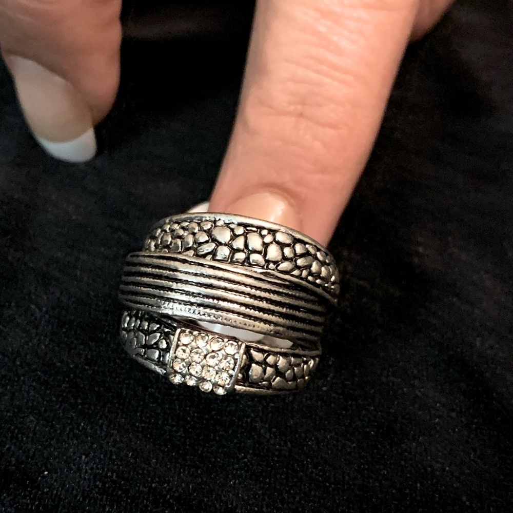 Silver ring with square of diamondlook stones on a band of 3